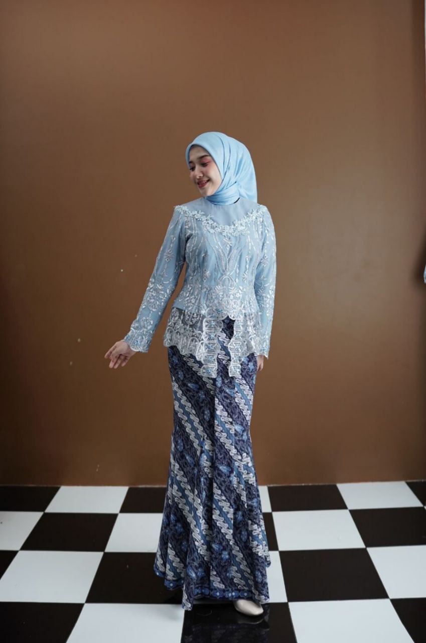 Kebaya Wisuda